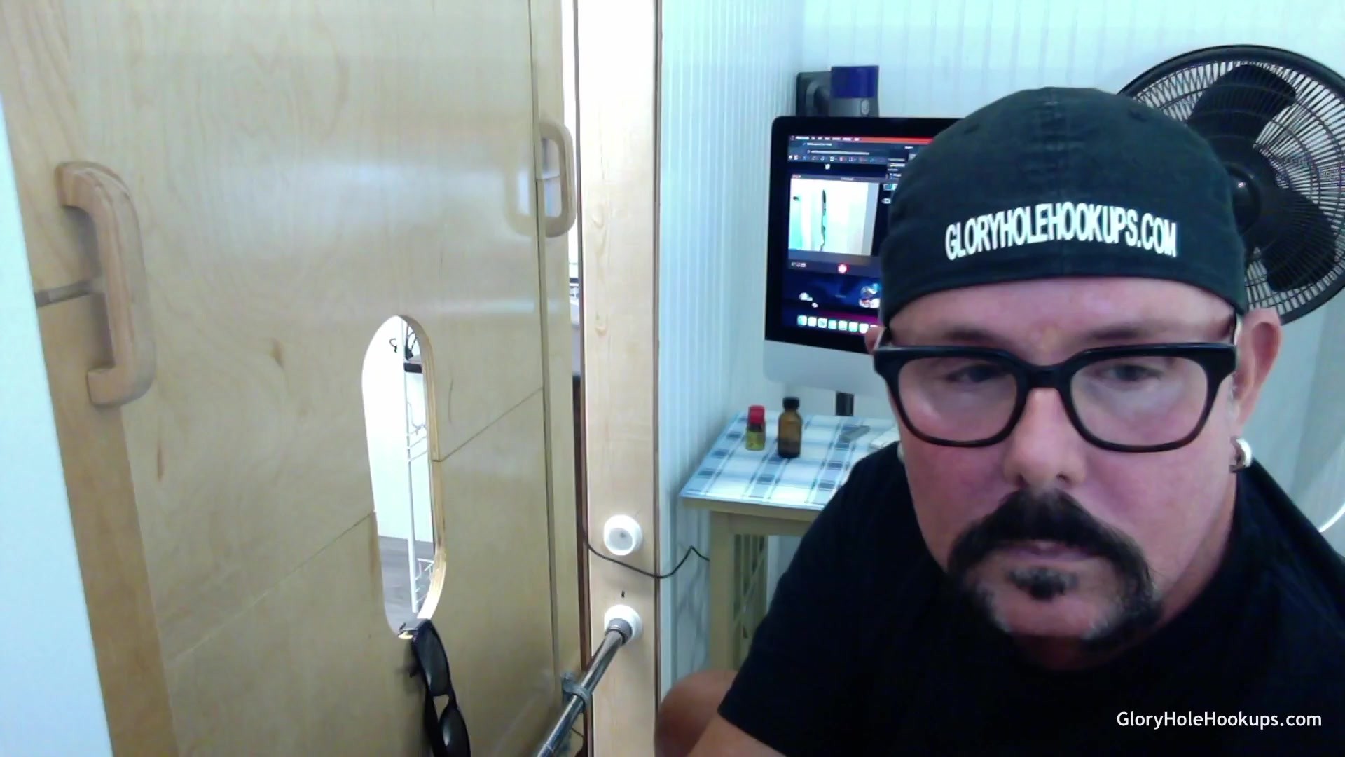 Afternoon Gloryhole Cock Feeding