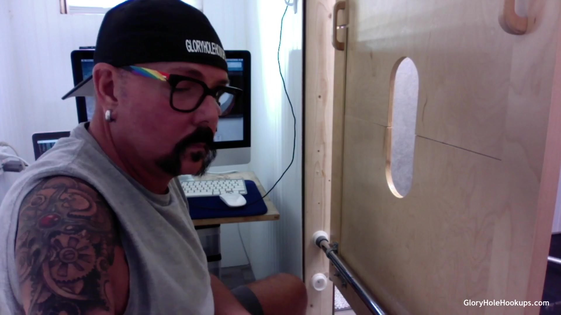 Hung Stud Gloryhole Suck Off